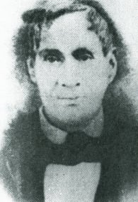 Como se explicó en párrafos anteriores, el Congreso Constituyente de El Salvador procedió a elegir a los primeros Magistrados de la Corte de Justicia, en sesión del 8 de mayo de 1824, designación que recayó en los Licenciados Joaquín Durán y Aguilar, Liberato Valdez, y en el Ciudadano Francisco Merino. ¿Quién era el Licenciado Durán y Aguilar, a quien por el orden de nombramiento le correspondió el cargo de primer Presidente de nuestra Corte Suprema de Justicia? Es muy interesante la vida de este distinguido salvadoreño, cuyos ajetreos profesionales y políticos lo llevaron a ocupar altos cargos, sobre todo en Guatemala, en algunos de los cuales como veremos procedió en forma contraria a los intereses de su propio país. Cosas del tiempo eran aquellas actuaciones cuando las convulsiones de la política centroamericana alinearon a los hombres en bandos extremos. Fueron padres del Licenciado Durán y Aguilar, Don Juan Francisco Durán y Doña Mónica Aguilar. Doña Mónica era hermana de los preclaros Padres Nicolás, Vicente y Manuel Aguilar; Próceres precursores de la independencia patria. Sus hermanos fueron Don Manuel José, Don Juan José. también abogado y Don Mariano, quien siguió la carrera eclesiástica. Por las circunstancias que aclararemos, todos ellos -nacidos en San Salvador- se radicaron en Guatemala.